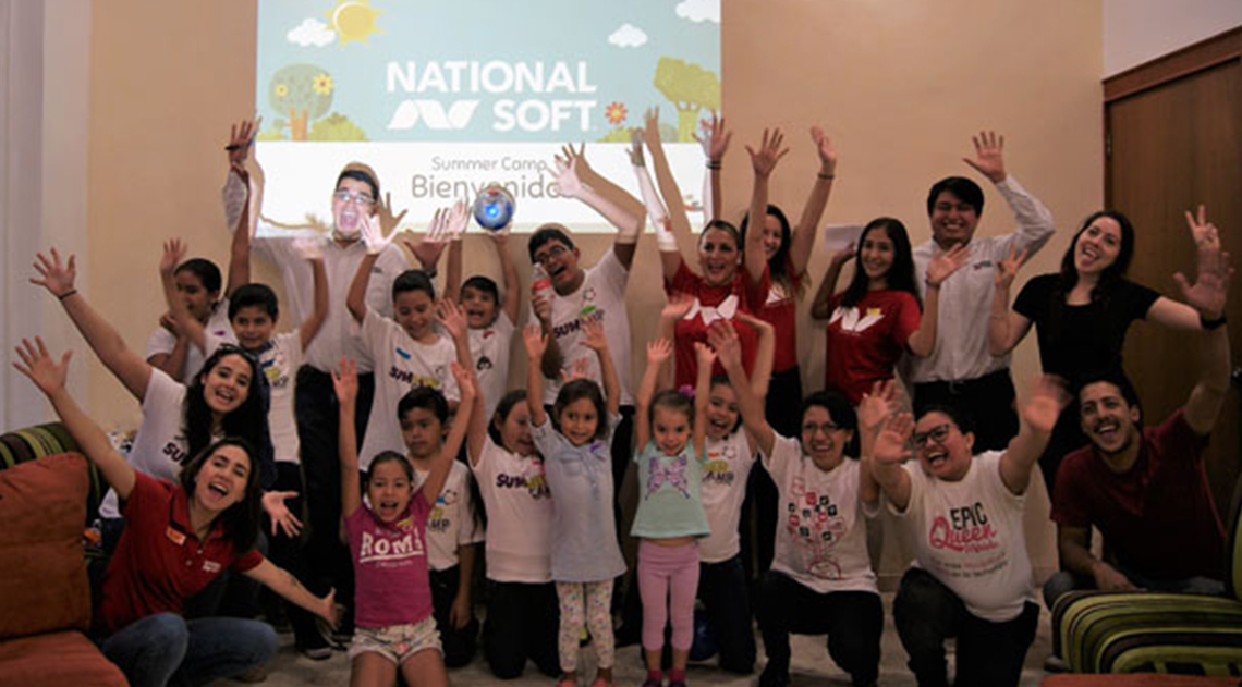 Integrantes de Summer Camp visitan National Soft para aprender y divertirse jugando